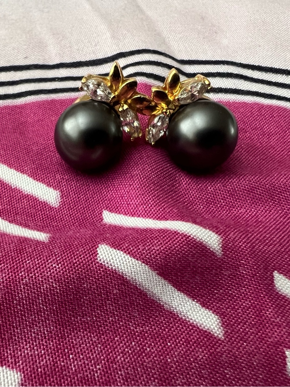 Black Pearl Gold Stud Earrings